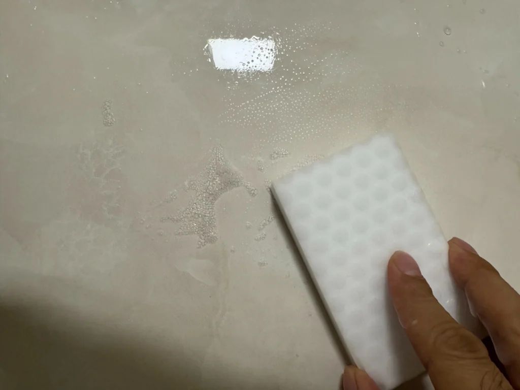 How to clean shower tiles with a melamine sponge