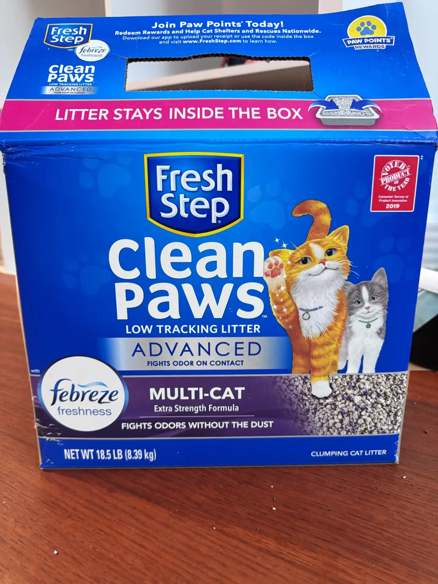 An 18.5 lb carton of Fresh Step Advanced Clean Paws low-tracking clumping cat litter with Febreze freshness.